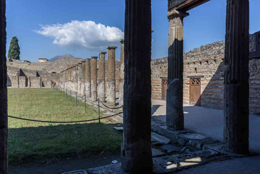 128 - Italia - Pompeya - parque arqueológico de Pompeya - Cuadripórtico de los Teatros o Cuartel de los Gladiadores.jpg